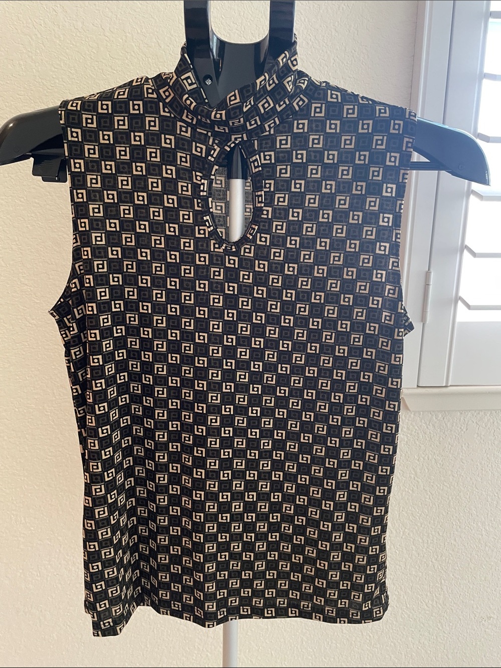 Susan Lawrence Sleeveless Mock Neck Keyhole Top in Black and Cream Geometric